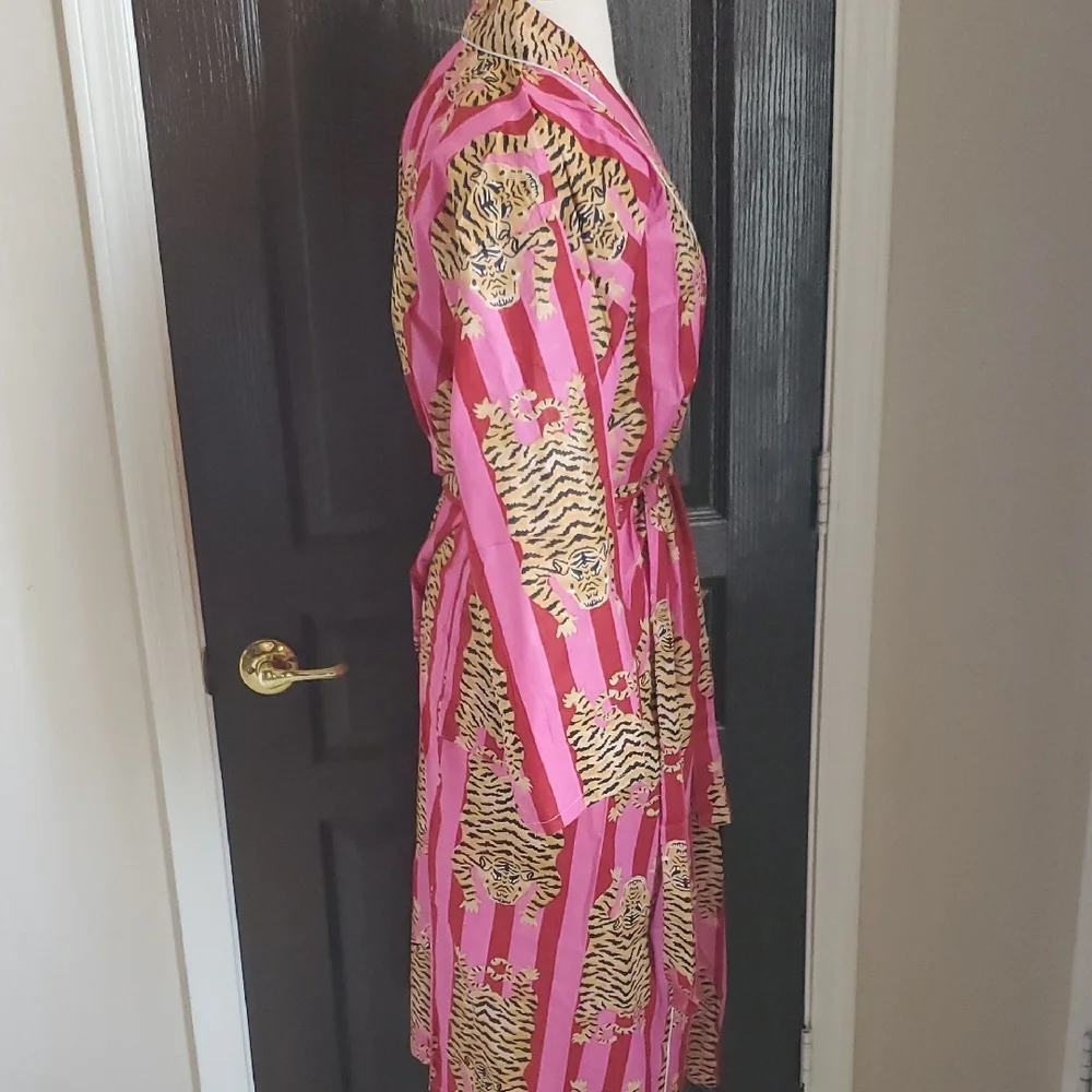Pink and Black Tiger Robe Nwot - Picture 5 of 6